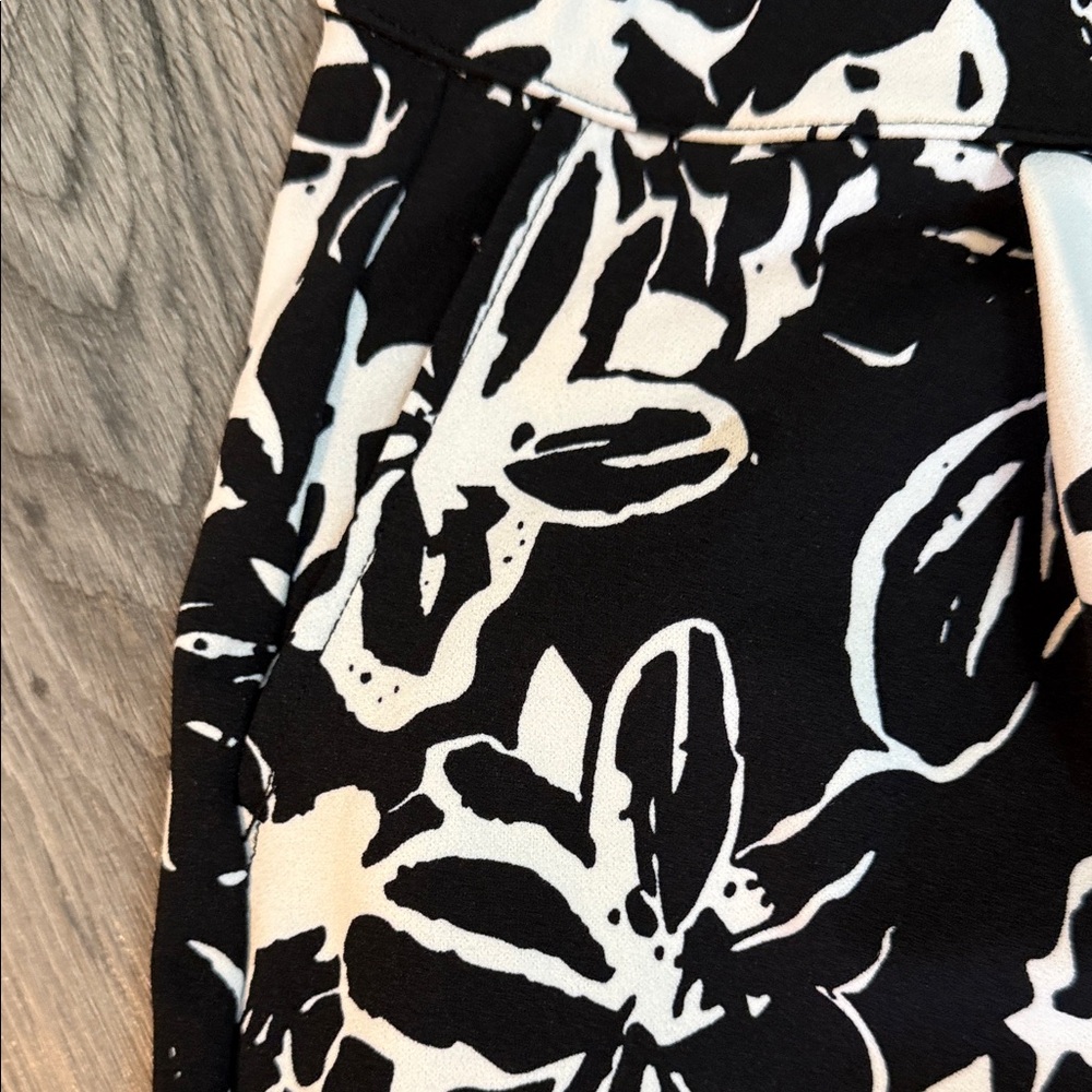 HUE Black and White Floral Leggings EUC - Picture 4 of 7